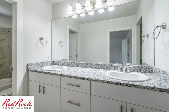 Building Photo - Pet friendly 3 Bedroom Townhome in Washington!