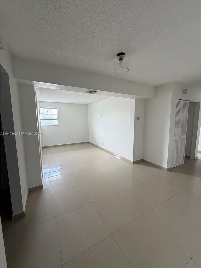 Building Photo - 300 NE 1st Ct