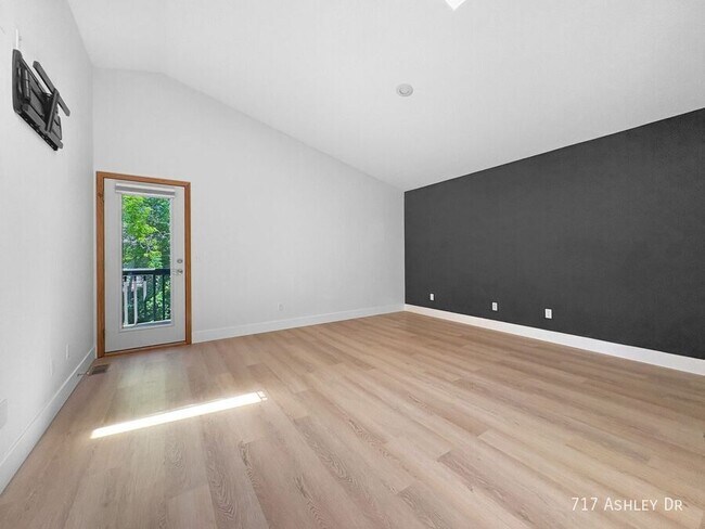 Building Photo - 717 Ashley Dr