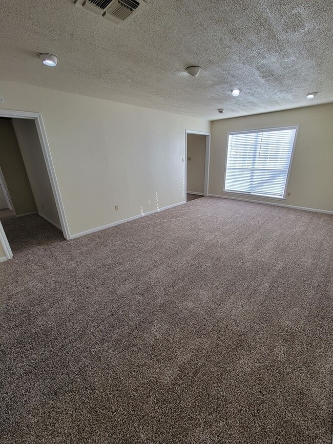 Building Photo - Bryan - 4 Bedroom - 2 bath - 2 story House with attached garage