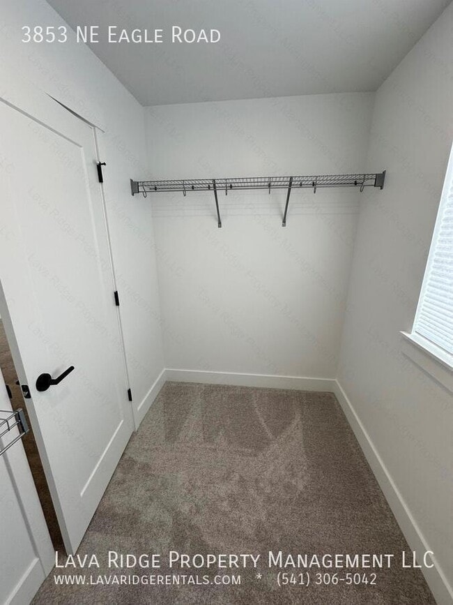 Building Photo - 3853 NE Eagle Rd