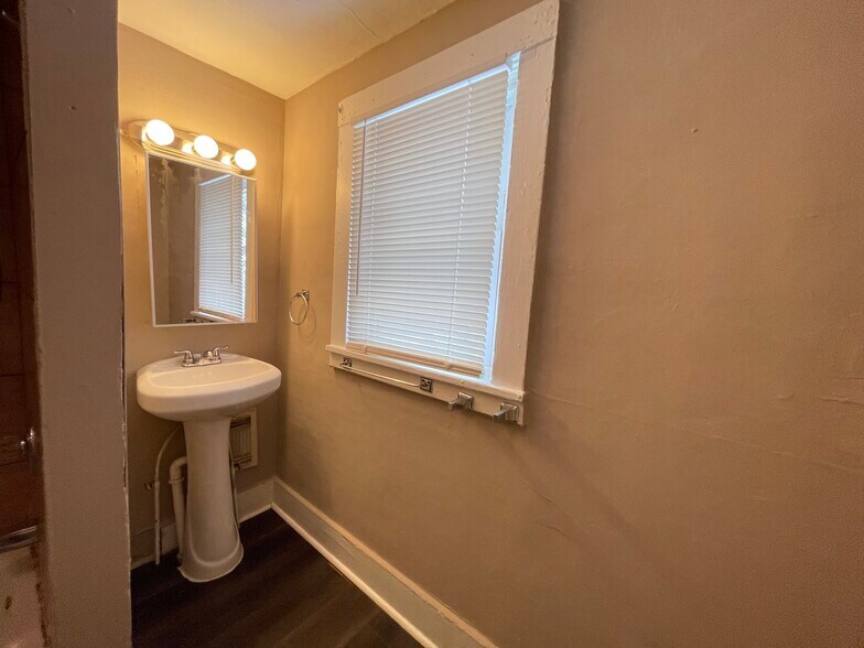 Building Photo - 16 Victory Ct