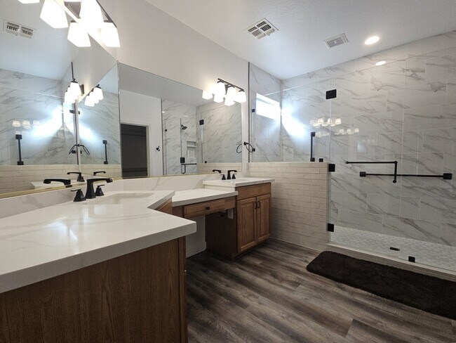 Building Photo - 1701 E Kramer St