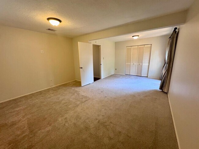 Building Photo - 523 Misty Lake Dr