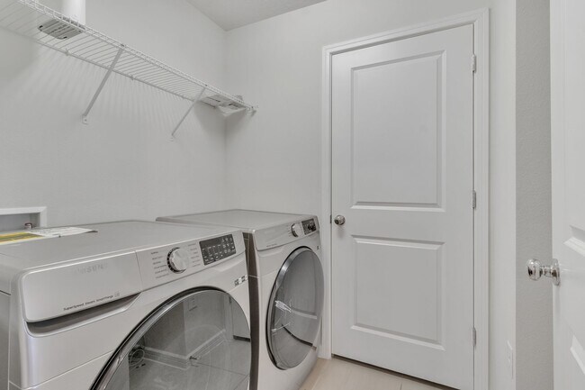Building Photo - Luxurious Townhome in Lake Nona - A Perfec...