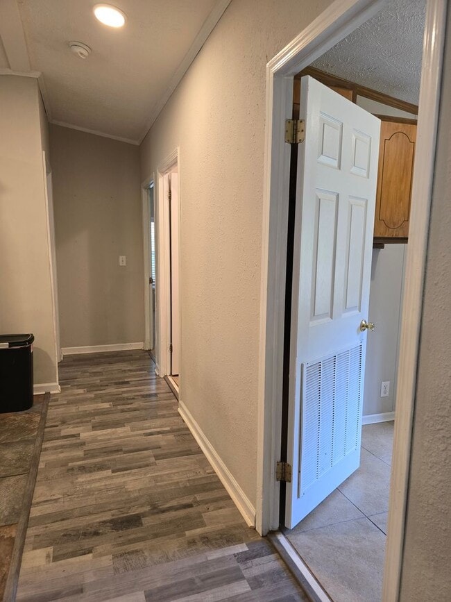 Building Photo - NEW LISTING!!!!!