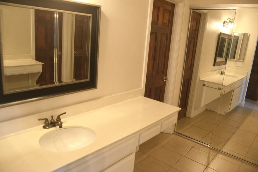 Ensuite Bath with seating area and extra sink space - 4705 Kester Ave