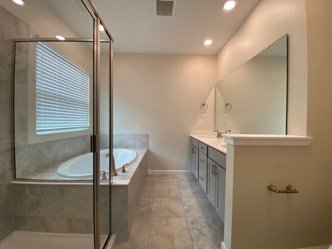 Building Photo - 3BD/2.5BA Townhome in Econ Trails Near Valencia East!