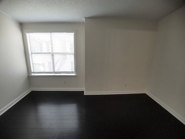 Building Photo - Beautiful 1/1 wood floor condo for rent in...