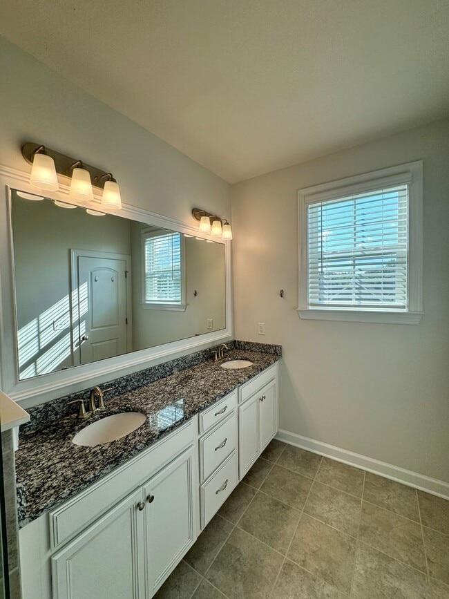 Building Photo - Beautiful 3BR/3.5BA Townhome in Rea Farms