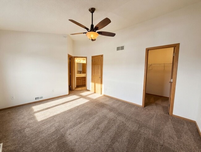 Building Photo - Rare 2bed + Loft Townhome in Maple Grove