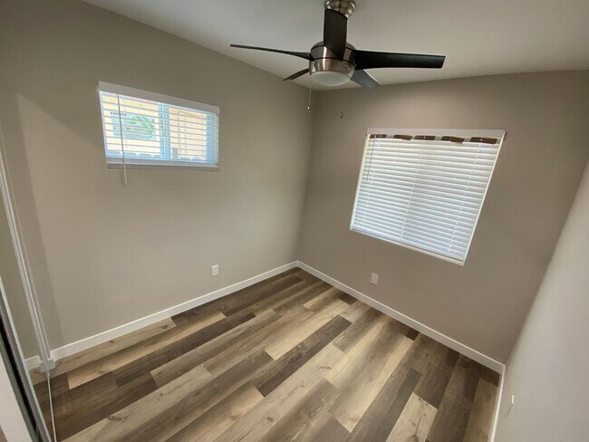 Building Photo - 3BD/1BA with beautiful yard!