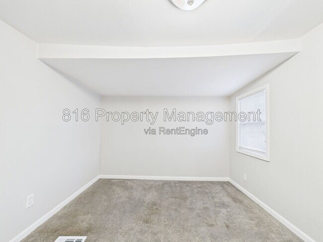 Building Photo - 126 S Village Terrace