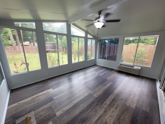 Building Photo - Beautiful 4 Bedroom, 2.5 Bath Home