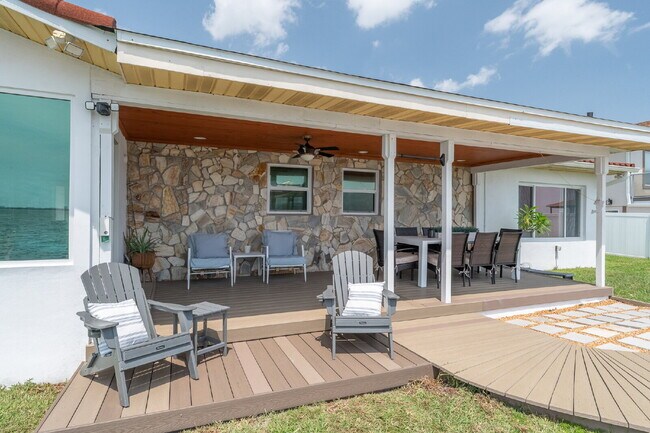 Building Photo - Gorgeous Riverfront 3/2 with dock!!