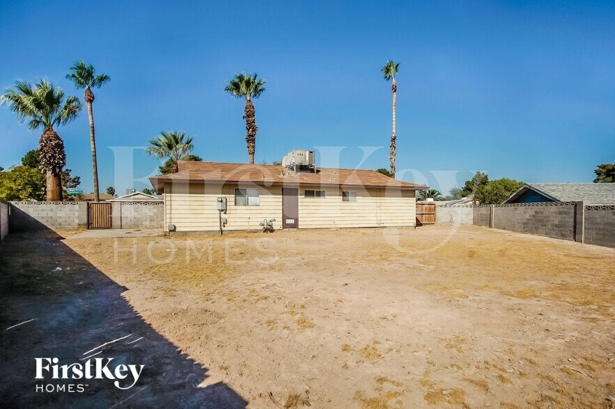 Building Photo - 5260 Saratoga Dr