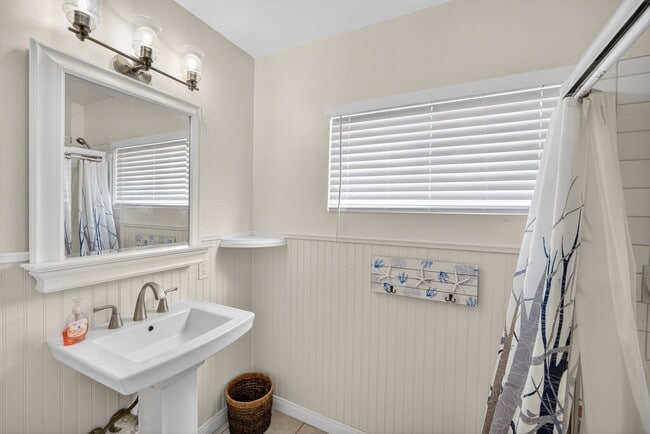 Building Photo - 237 Avenida Montalvo