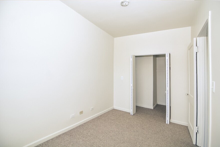 Building Photo - 3925 W Irving Park Rd