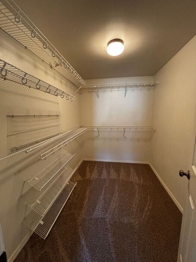 Building Photo - SE Bend House, Gas Heat/Fireplace, Fenced Yard, Dbl. Garage, Pets Considered!