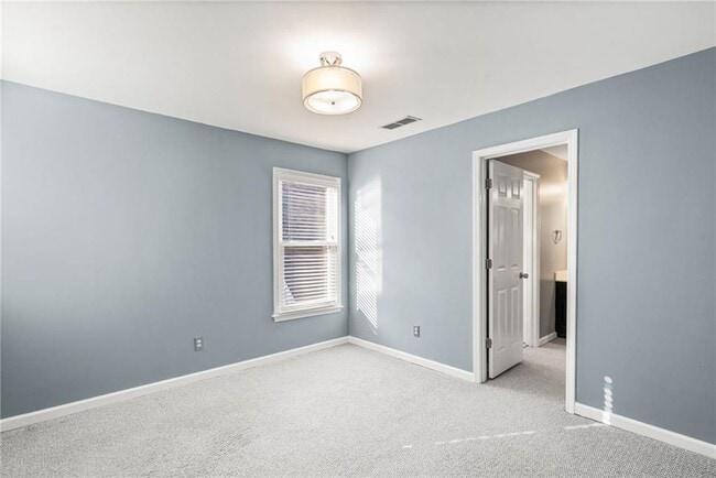 Building Photo - 529 Eastland Dr