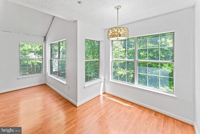 Building Photo - 1013 Fallcrest Ct