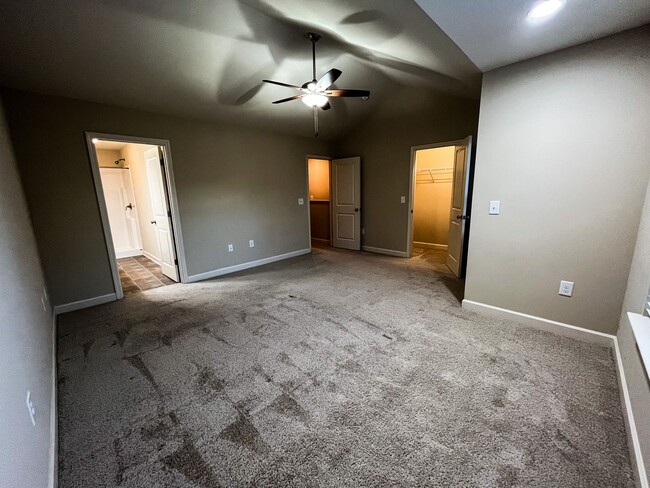 Building Photo - Cozy 3 bedroom, 2 1/2 bathroom townhome in...