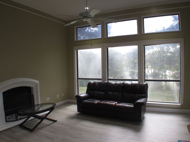 Building Photo - Great Irving Location!