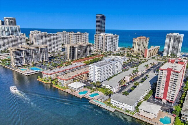 Building Photo - 3113 S Ocean Dr