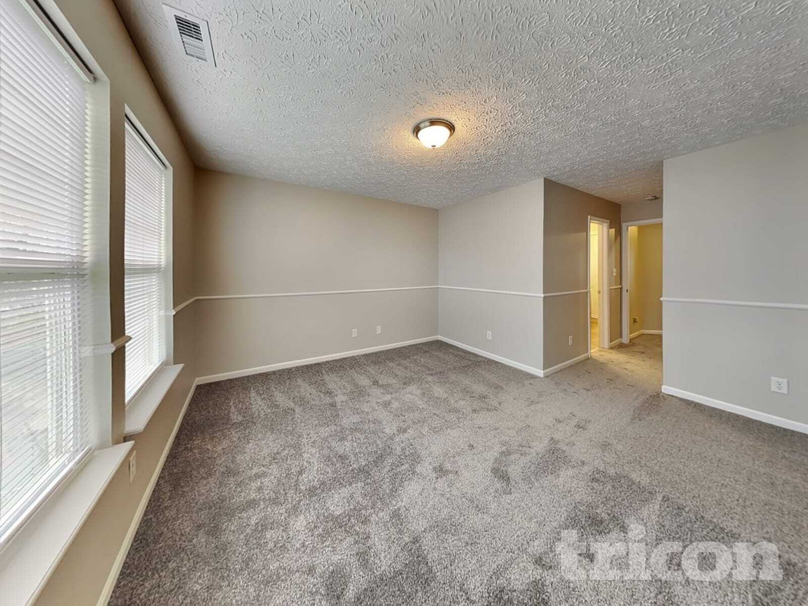 Building Photo - 4468 Connaught Dr E
