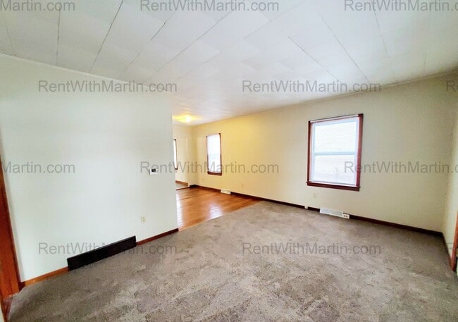 Building Photo - FOR RENT- Fully Remodeled home In the quiet Spring View neighborhood of Waterloo! Pets ok!