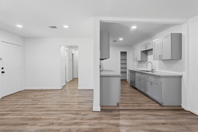 Building Photo - 5962 Ridgeway Dr