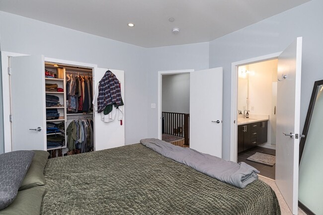 Building Photo - Large Upper Level 2 Bed/2.5 Bath Condo with Parking Near Brookland Metro