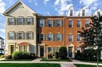 Building Photo - 108 Village Pl