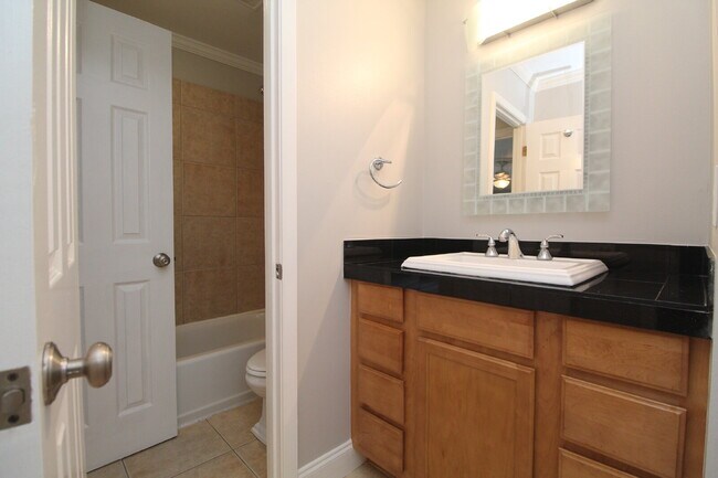 Building Photo - Updated Northeast Pensacola 3BR End-Unit Townhome Near UWF & Cordova Mall with Fresh Paint, New C...