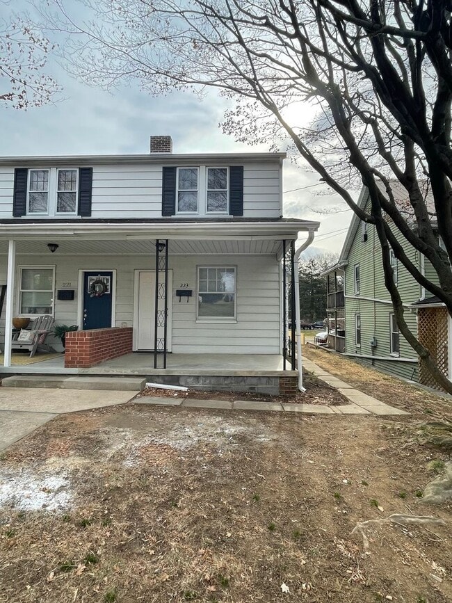 Building Photo - Nice two-story half duplex in Waynesboro, PA
