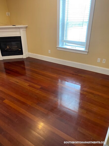 Building Photo - 632 E Broadway