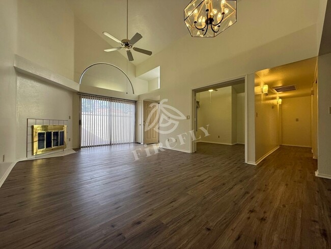 Building Photo - 1111 W Summit Pl