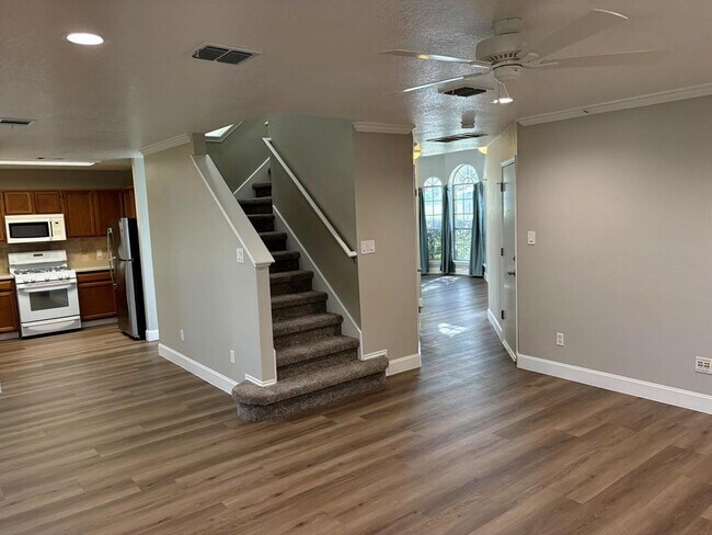 Building Photo - 14707 Single Trce