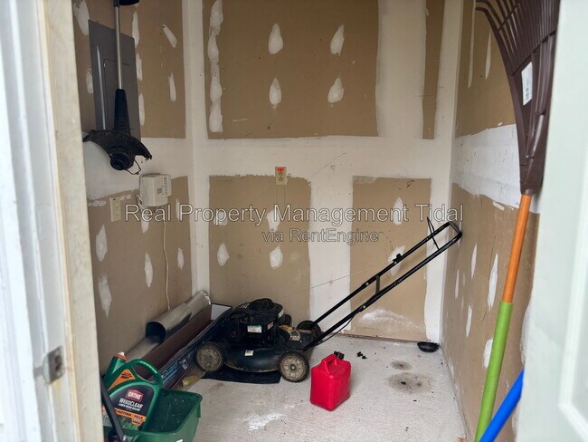 Building Photo - 461 Charter Oak Dr