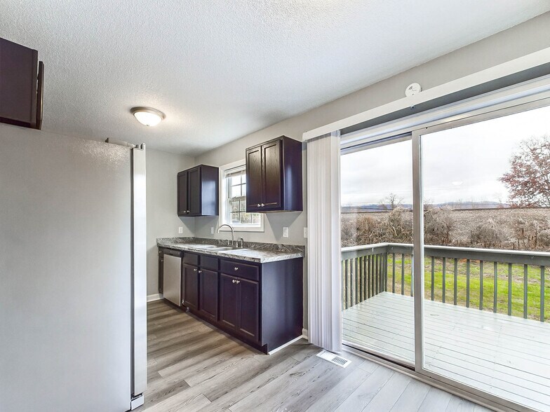 Building Photo - 754 Old Stage Rd