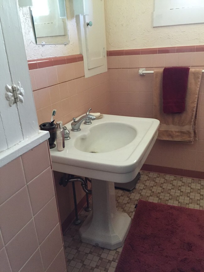 2nd bathroom with shower - 473 Boulevard