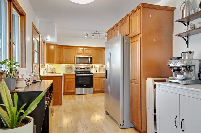 Building Photo - Gorgeous 3 Bedroom In Saint Anthony Village - Dogs Welcome!