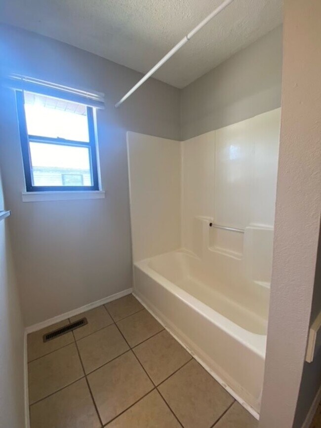 Building Photo - Great Duplex! 2 Bed, 1 Bath