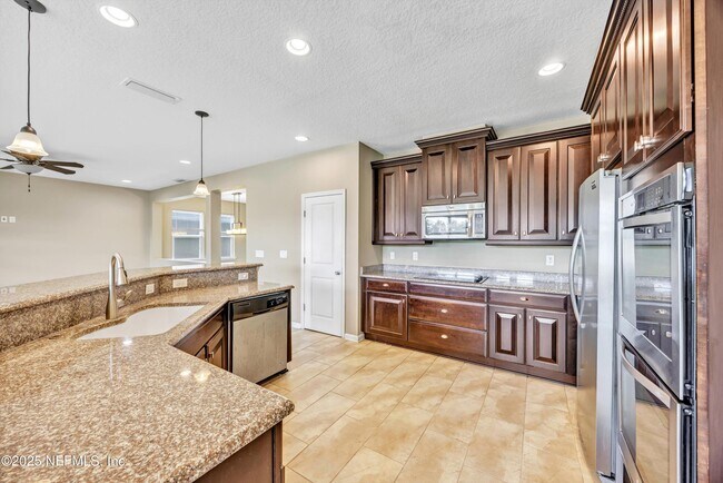 Building Photo - 12237 Woodview Dr