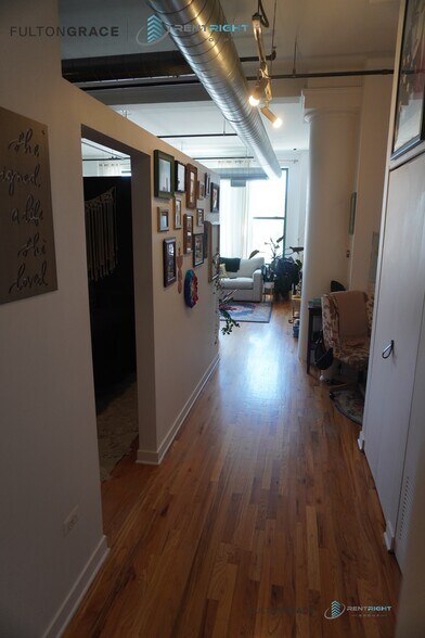 Building Photo - 4715 N Racine Ave