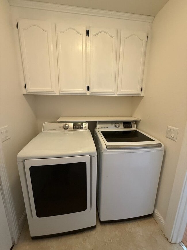 Building Photo - Pet Friendly! Walk to Downtown