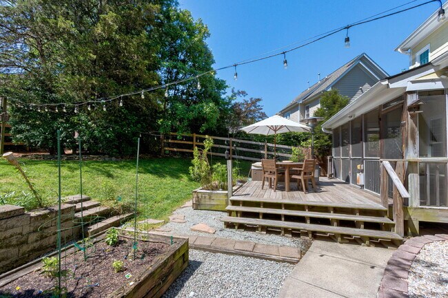 Building Photo - 2711 Ashland Dr
