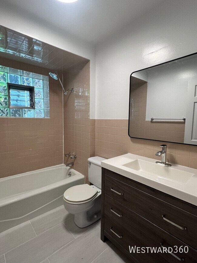 Building Photo - 2056 N Halsted-2F