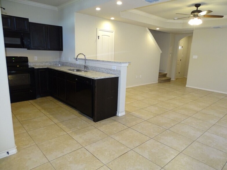 Building Photo - 7054 Lakeview Dr