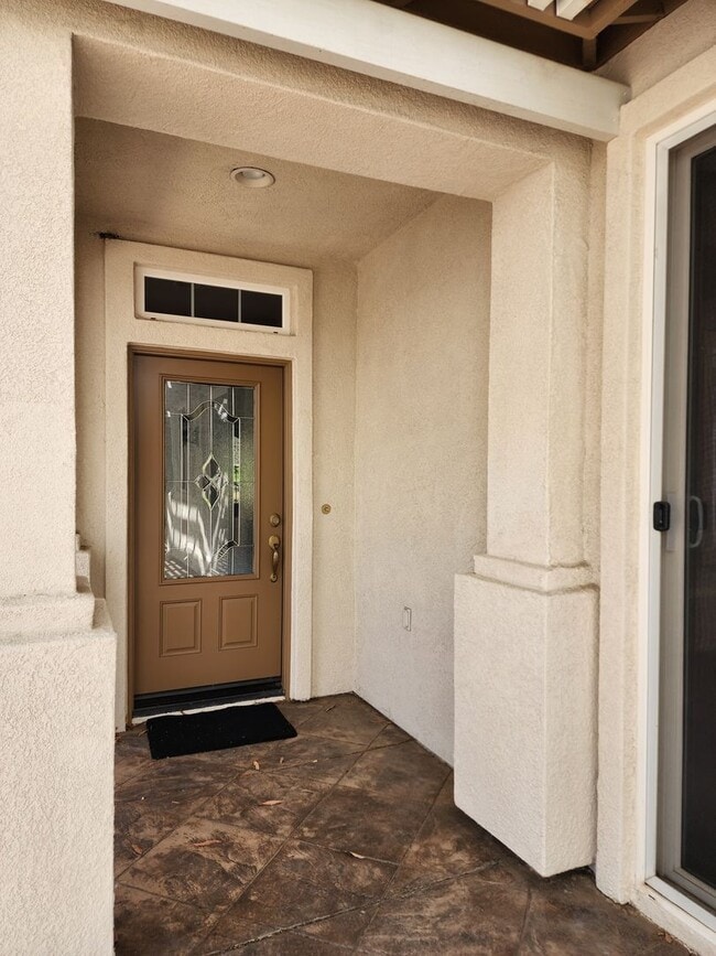 Building Photo - Beautiful 4BD, 2.5BA, Four Seasons at Heme...